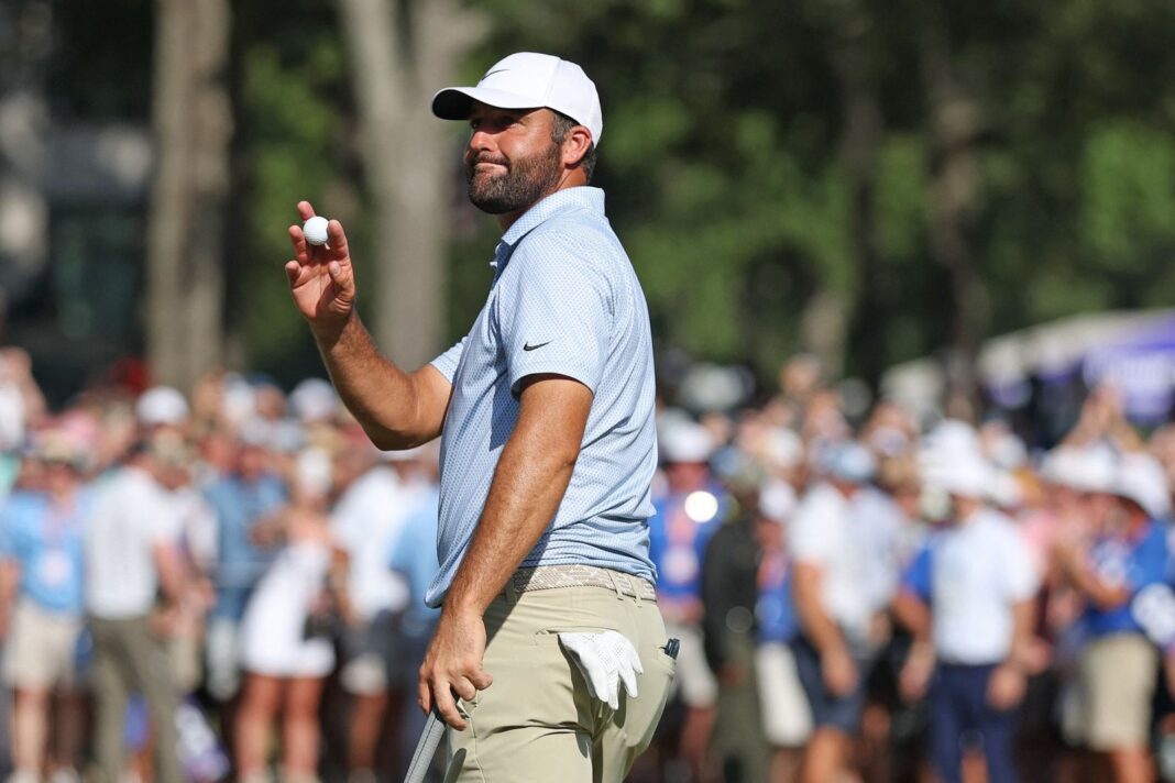 Scottie Scheffler con el trofeo del FedEx St. Jude Championship