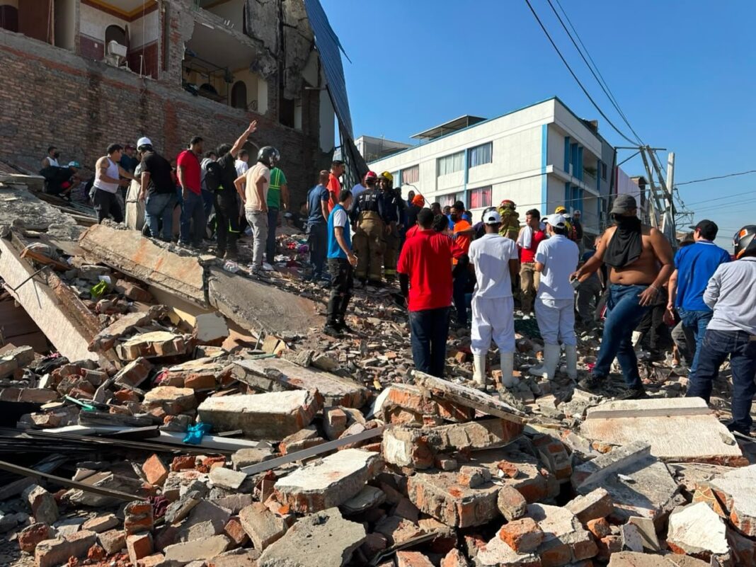Rescatistas trabajan entre escombros tras el sismo en Colombia