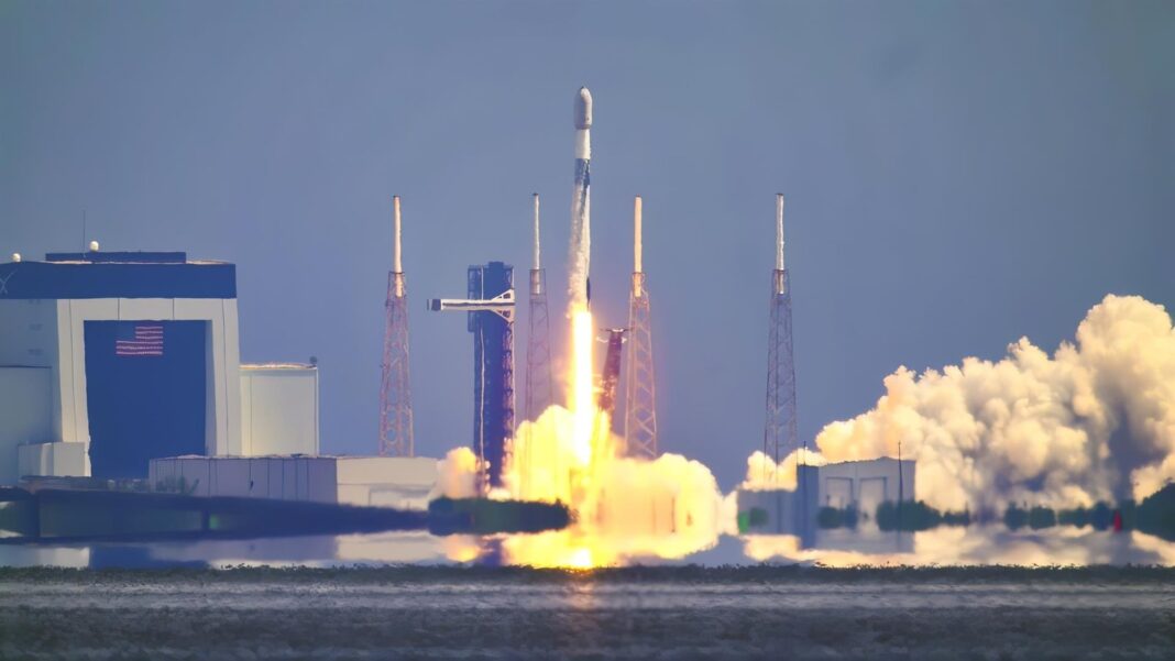 Imagen ilustrativa de un cohete SpaceX en una plataforma de lanzamiento