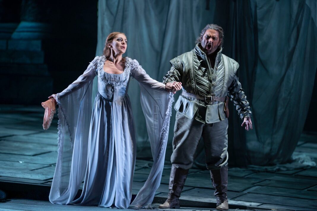 Escena de la ópera Otello en el Teatro Colón