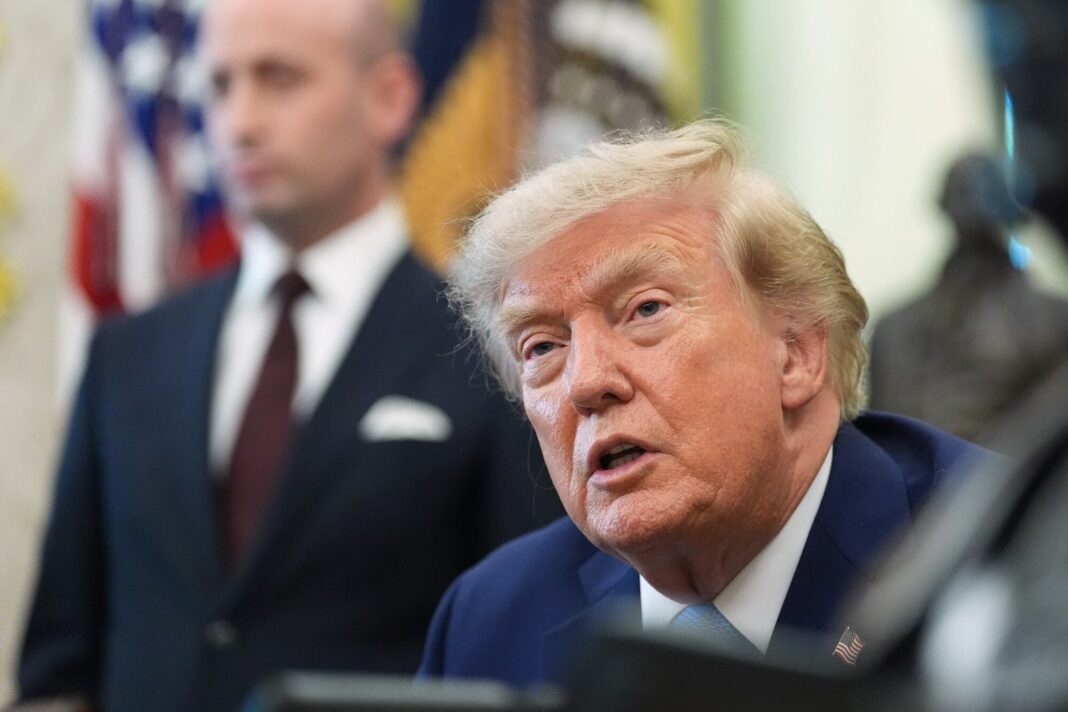 Donald Trump firmando órdenes ejecutivas en la Oficina Oval