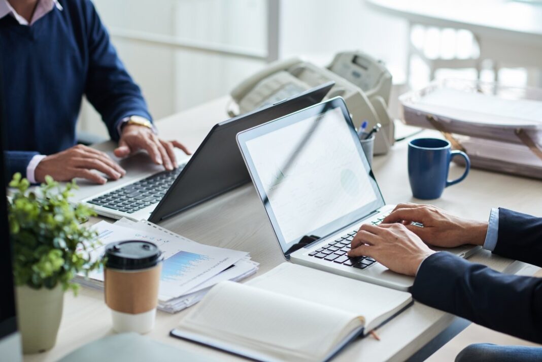Oficina con empleados trabajando en un espacio cerrado