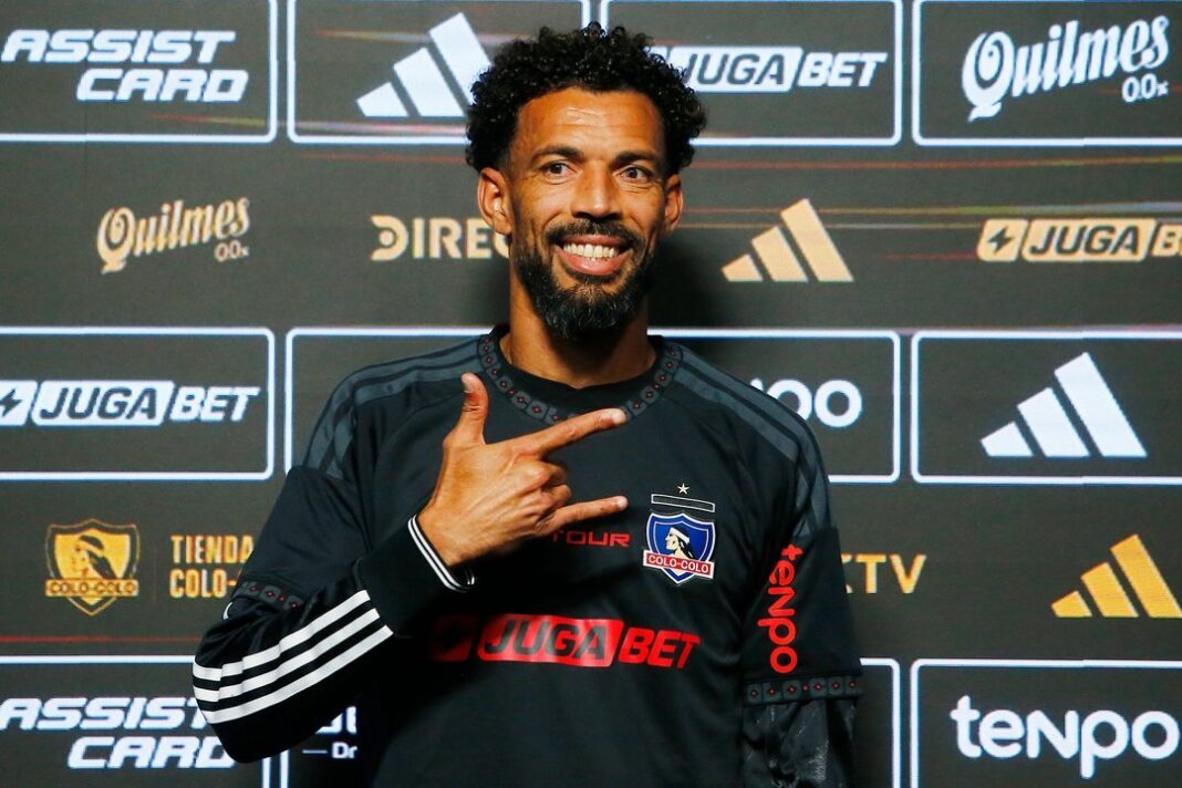 Vozinha en conferencia de prensa con la camiseta de Colo Colo