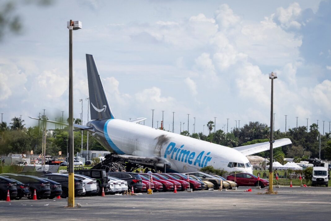 Avión de carga de 21 Air en pista
