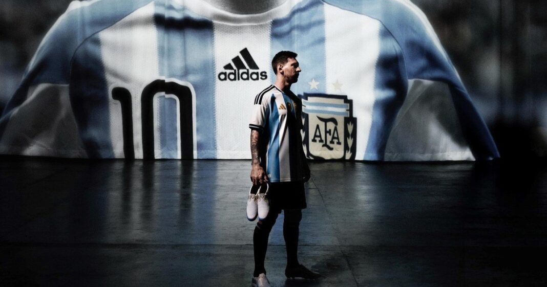 Lionel Messi con la camiseta de Adidas
