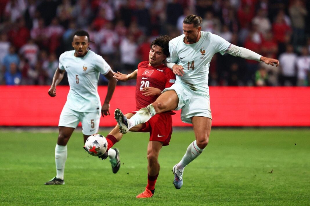 Jugadores de fútbol en partido de la UEFA Nations League