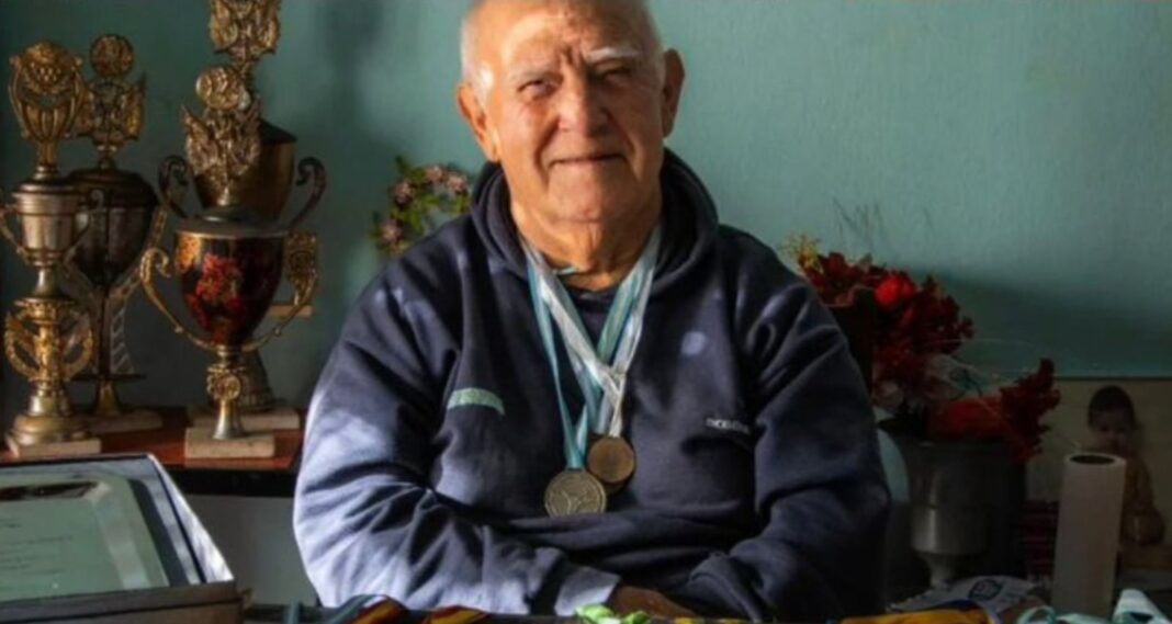 Alberto Domínguez compitiendo en una carrera de atletismo