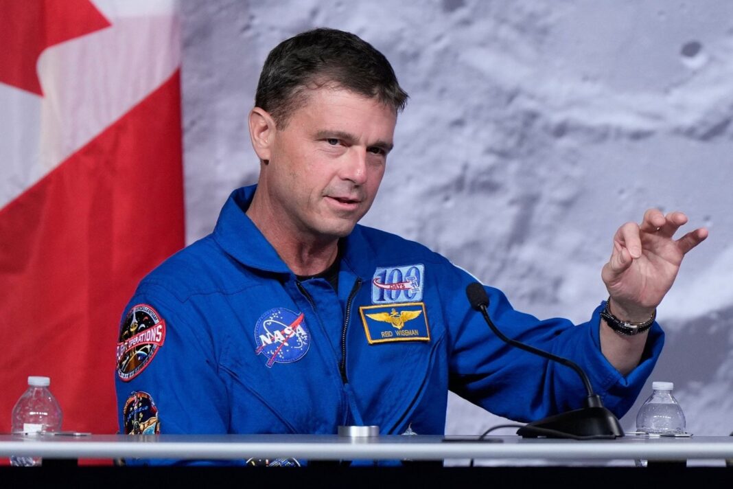 Cápsula Orión de Artemis II amerizando en el Océano Pacífico