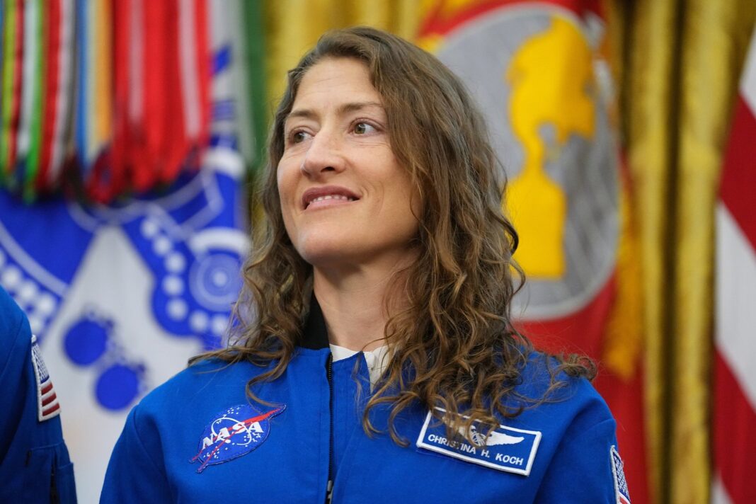 Astronautas de Artemis II reciben medallas en ceremonia