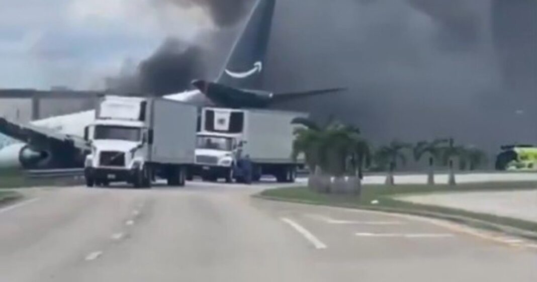Avión de carga en la pista del Aeropuerto Internacional de Miami