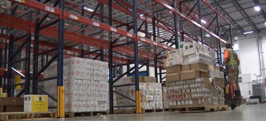 Camiones del Atlanta Community Food Bank durante la distribución de alimentos en Georgia