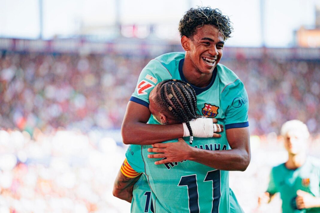 Lamine Yamal celebrando un gol con la camiseta del Barcelona