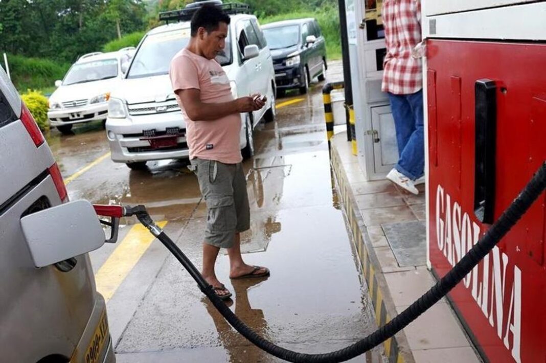 Surtidor de combustible en una estación de servicio de Bolivia
