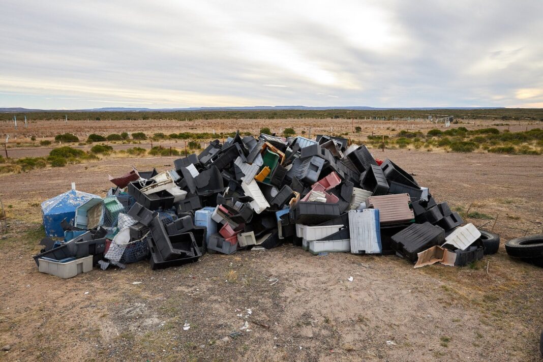 Cajones plásticos en la costa de Puerto Madryn