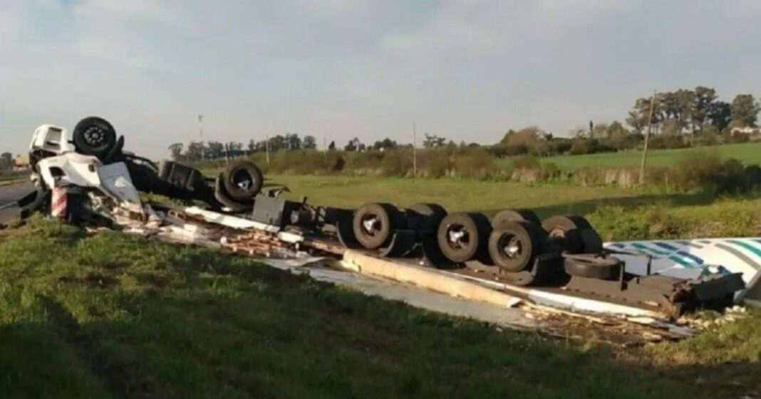 Camión volcado en la ruta 14 con pollos congelados esparcidos y personas llevándose la mercadería