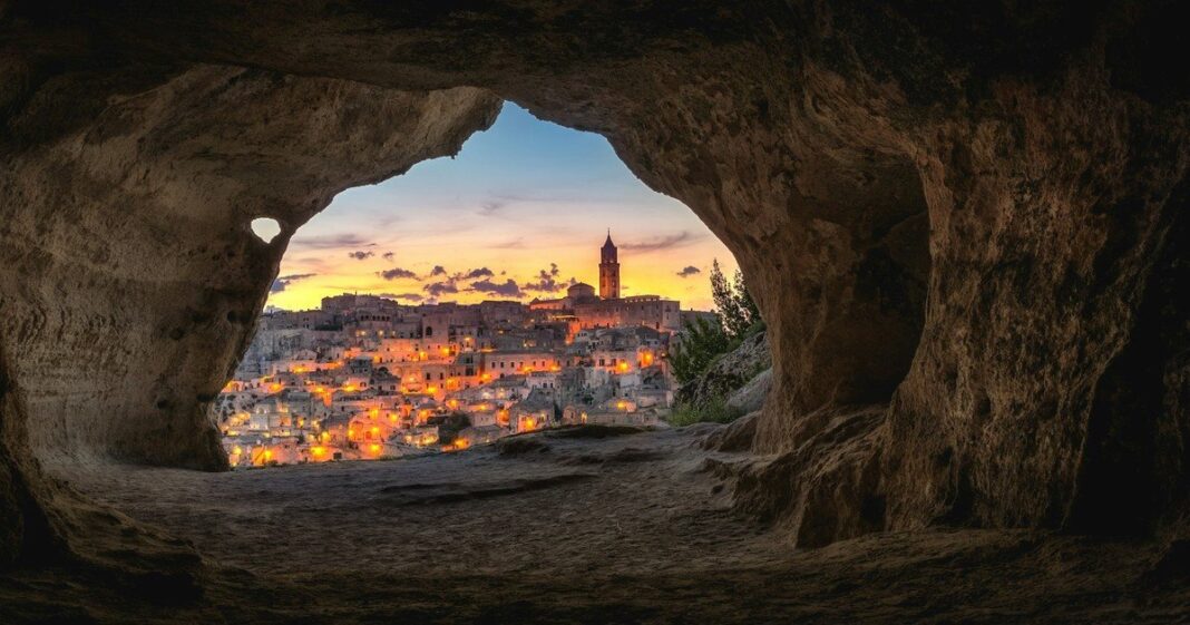 Vista de casas cueva en la ladera de Galera, Granada