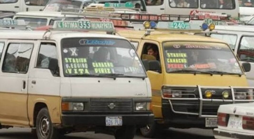 Unidades de transporte público estacionadas en una vía de Bolivia durante una jornada de repliegue