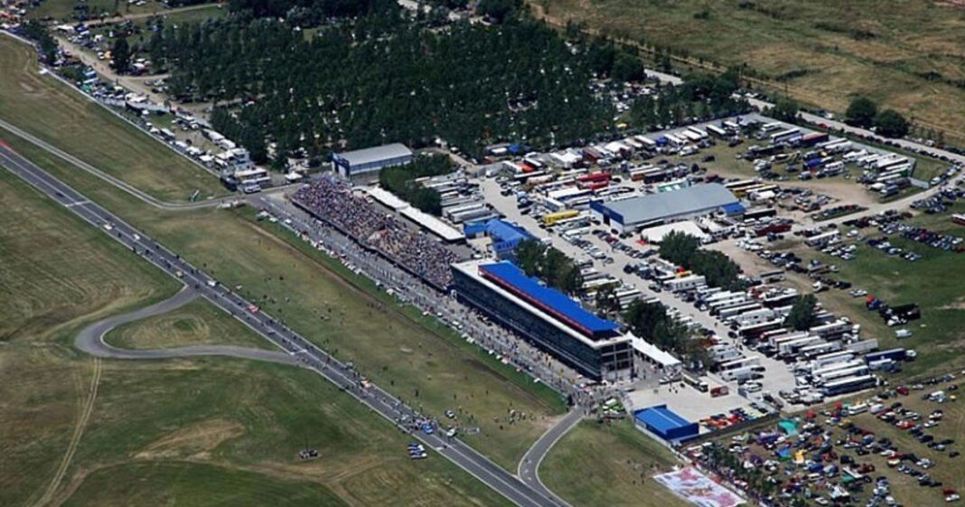 Vista del Autódromo Roberto Mouras de La Plata con vehículos de competición en la pista
