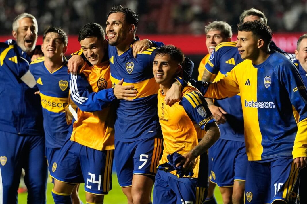 Jugadores de Boca y Vasco da Gama disputando un partido de la Copa Sudamericana