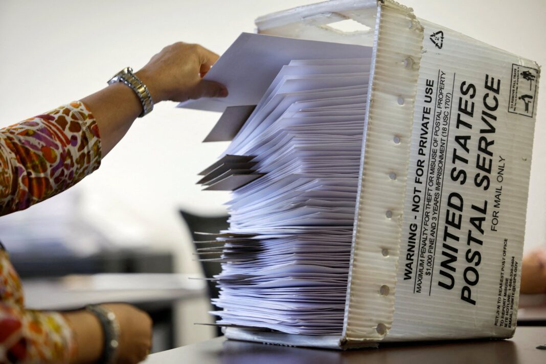 Boletas de voto por correo apiladas en una oficina electoral de Estados Unidos