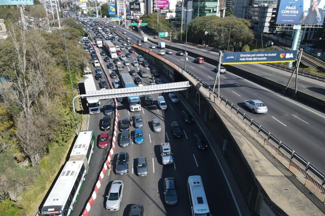 Tránsito lento en la avenida Lugones por obras de Metrogas
