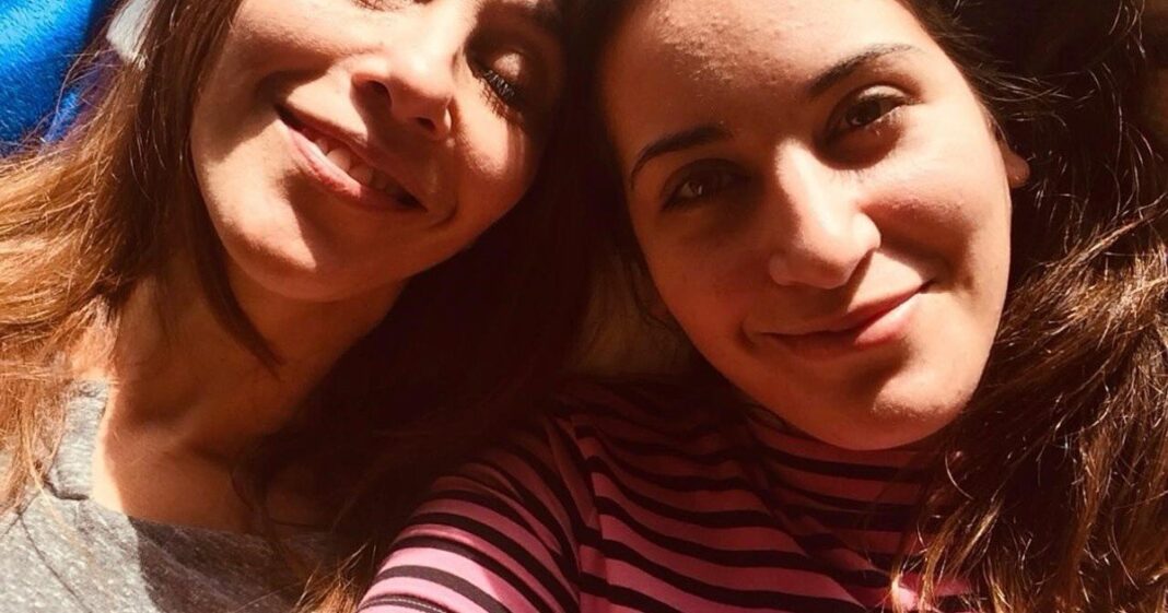 Graciela Salazar sostiene la carta que le dejó su hija Denise