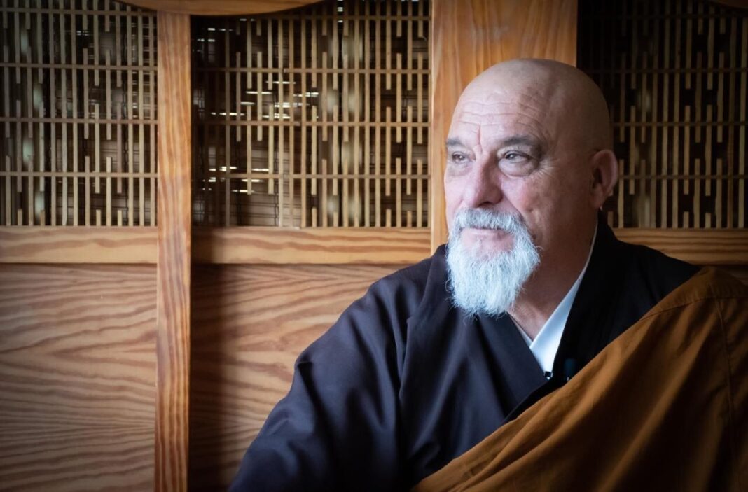 Dokushō Villalba, maestro zen, durante una entrevista