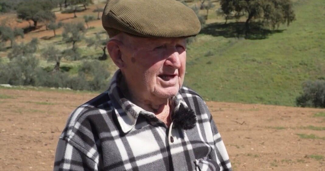 Domingo, hombre de 101 años, en su huerto