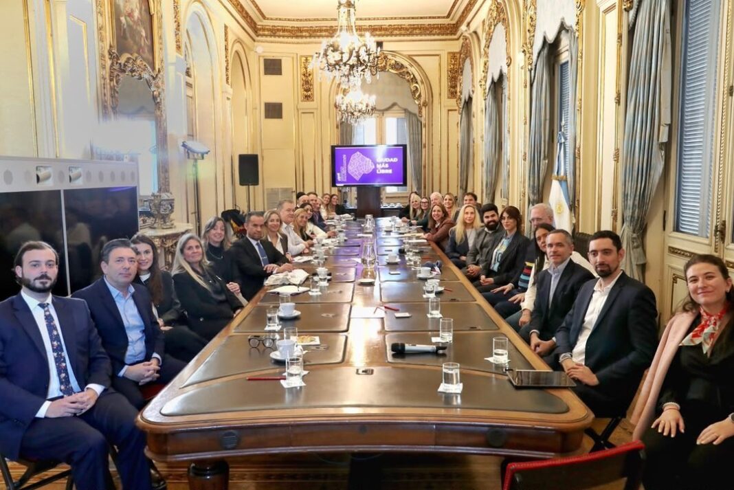 Javier Milei en la Casa Rosada durante una reunión con legisladores