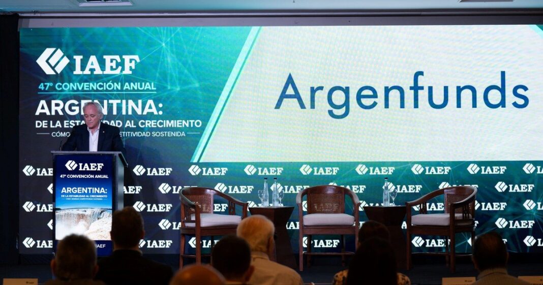 Panel de la 47° Convención Anual del IAEF con oradores en el escenario