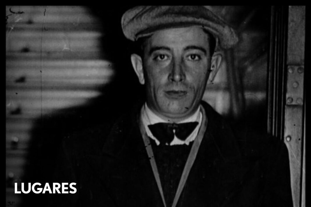Fotografía antigua de un hombre con sobretodo y sombrero de ala ancha, similar a la descripción de Viernes Scardulla, caminando por una calle de Buenos Aires en 1938.