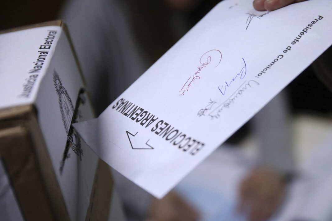Urna electoral en Argentina