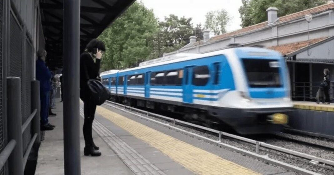 Vagón del tren Mitre con pasajeros