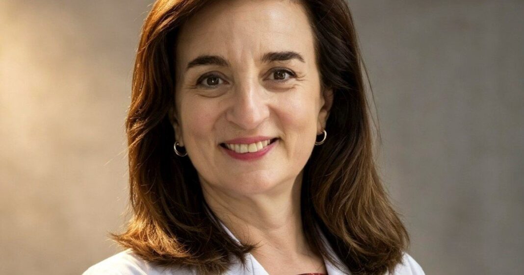 Médica cardióloga con estetoscopio atendiendo a una paciente
