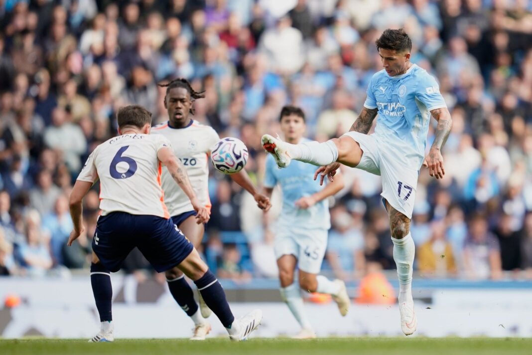 Enzo Fernández durante su debut con Manchester City ante Coventry City