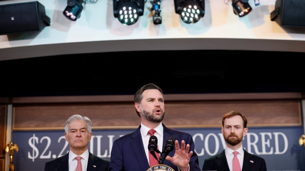 Vicepresidente de Estados Unidos, JD Vance, durante una conferencia de prensa junto al doctor Mehmet Oz