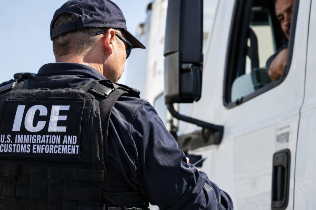 Agentes del ICE verifican licencias comerciales en una ruta de Estados Unidos