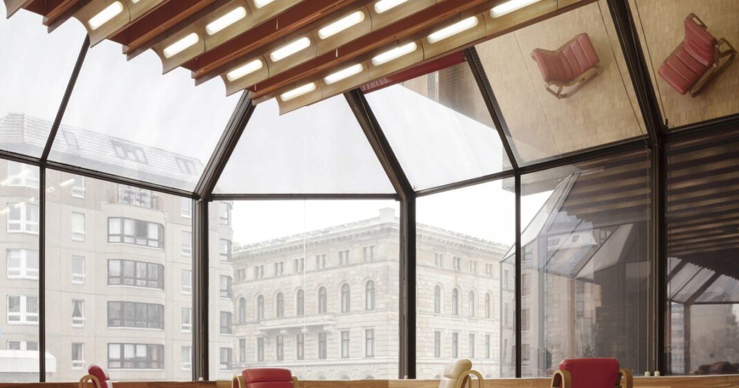 Vista exterior del edificio de la embajada checoslovaca en Berlín Occidental, conocido como 'la nave espacial', diseñado por Věra y Vladimír Machonin