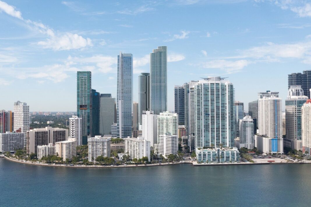 Vista aérea de edificios residenciales de lujo en la costa de Miami, Florida