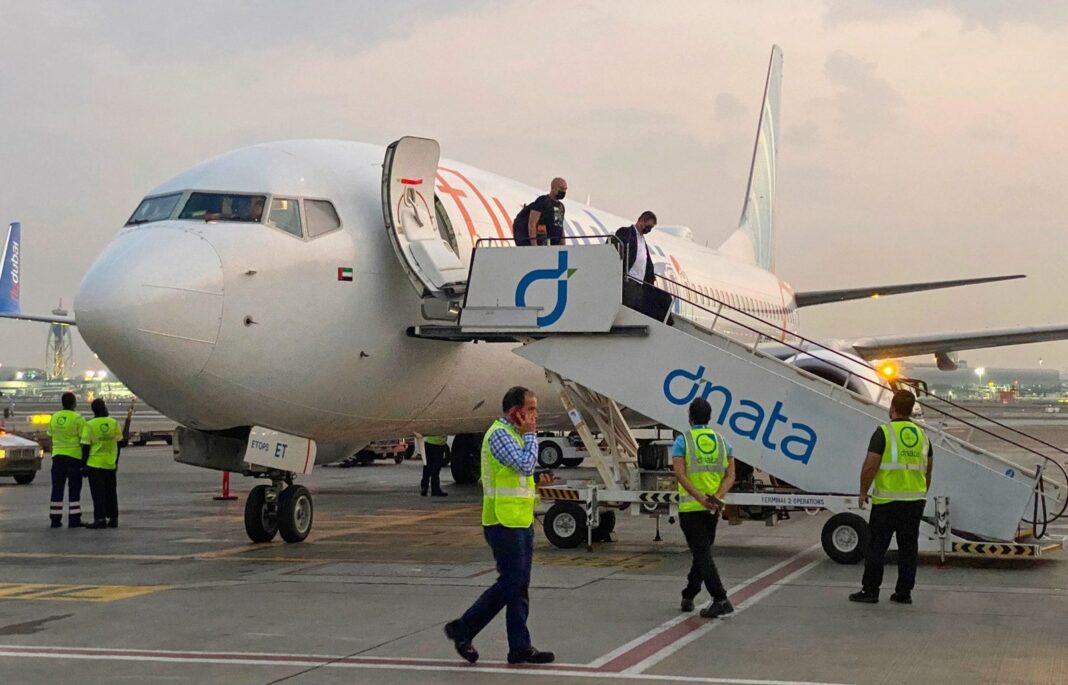 Avión de Flydubai en el aeropuerto