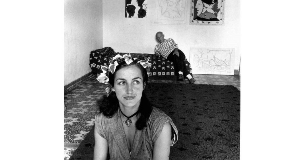 Françoise Gilot y Pablo Picasso en su taller en París, década de 1940