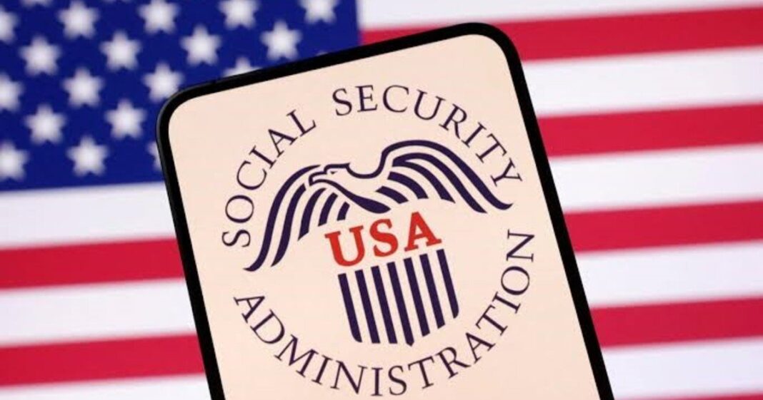 Funcionarios de la Administración del Seguro Social realizando una visita domiciliaria a un beneficiario