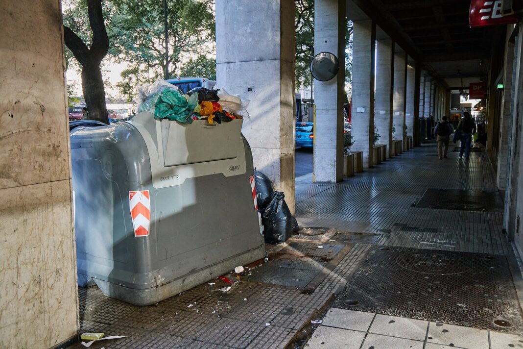 Contenedores de basura antivandálicos en la vía pública de la Ciudad de Buenos Aires