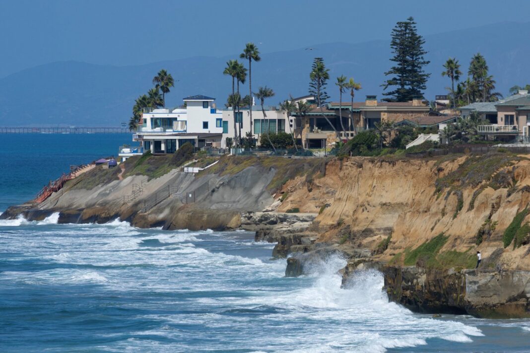 Vista aérea de la costa del sur de California con oleaje elevado y playas erosionadas