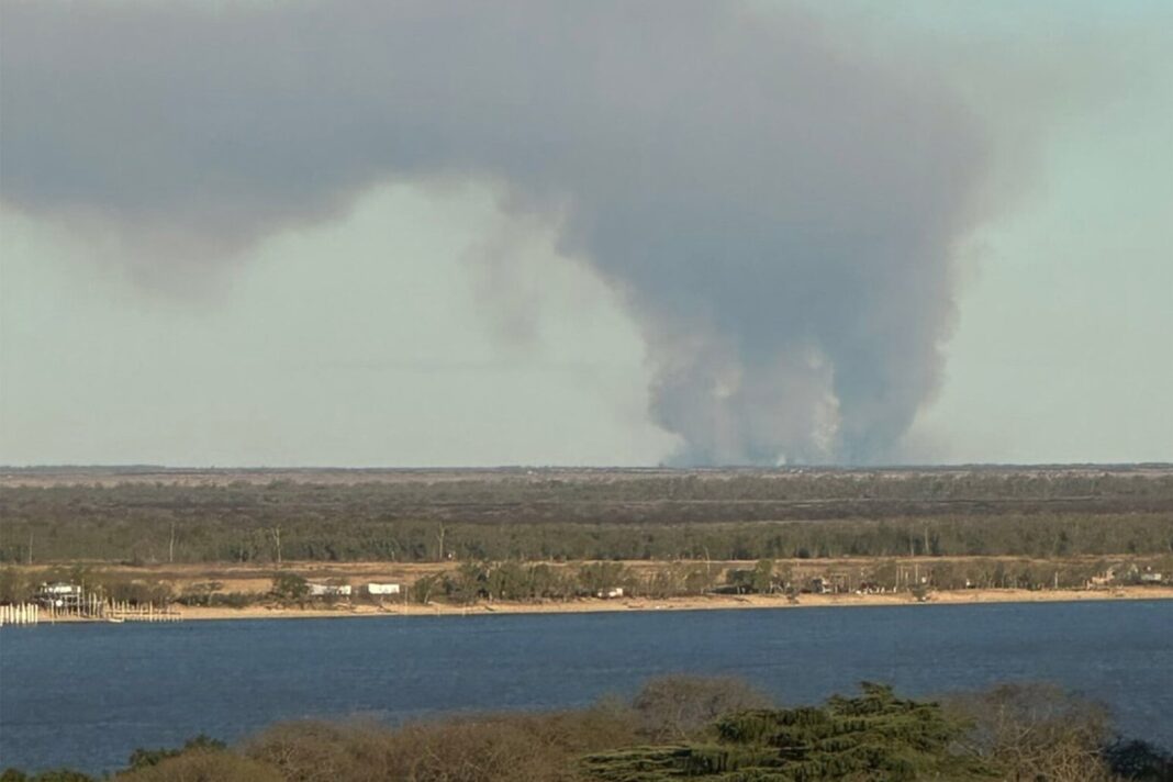 Humo en las islas del Paraná frente a Rosario