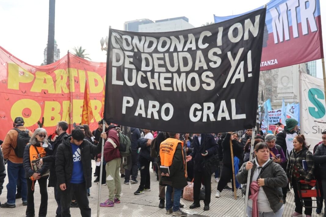 Personas realizando trámites bancarios en una entidad financiera de Argentina