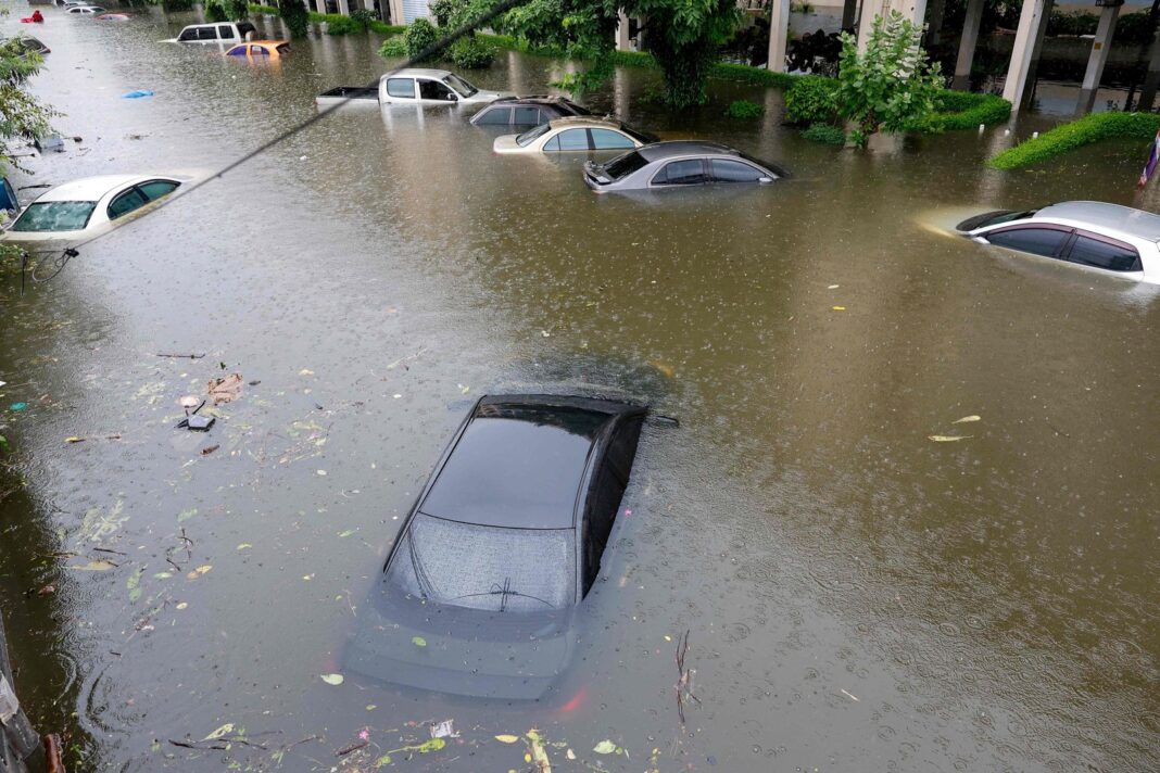 Calle inundada en Bangkok, Tailandia, tras las lluvias continuas que provocaron el estado de desastre en los 50 distritos de la capital.
