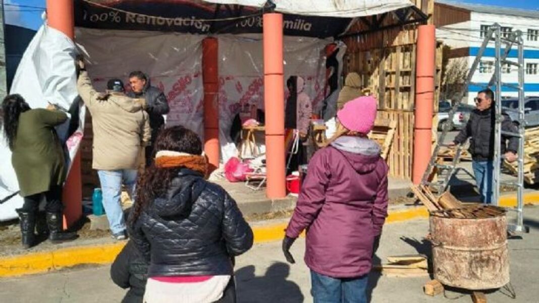 Carpa de protesta de jubilados frente a la Jefatura de Policía de Río Grande