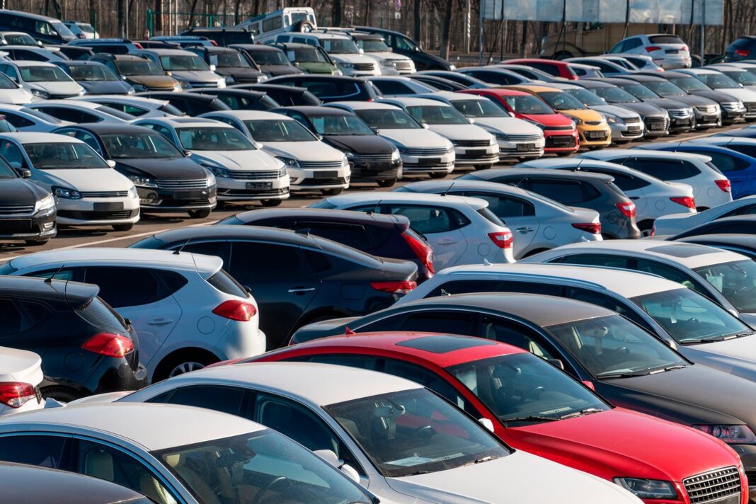 Autos usados en venta en un predio de Kavak