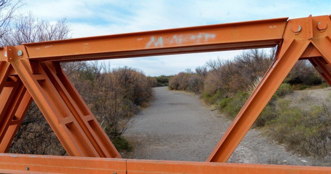Puente de los Vinchuqueros sobre el cauce seco del Río Atuel